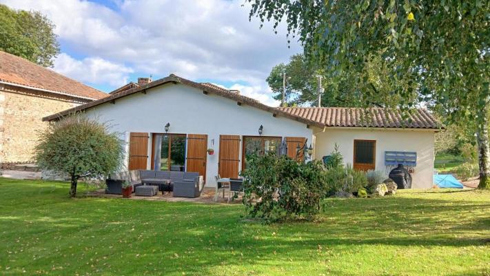 Maison en pierre sans voisins avec vue dégagée