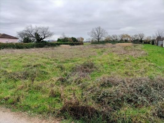 A CHARNAY-LES-MACON TERRAIN A BATIR DE 800 M²