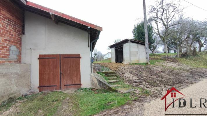 Maison avec 2 chambres, grenier aménageable et dépendances