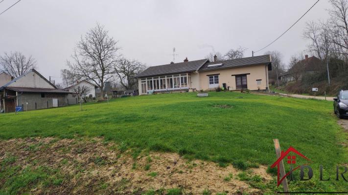 Maison avec 2 chambres, grenier aménageable et dépendances