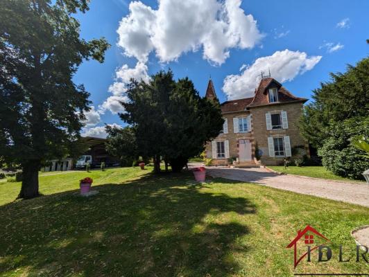 Maison Maître avec 2 hectares de terrain, piscine, hangar et