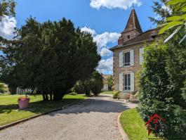 Maison Maître avec 2 hectares de terrain, piscine, hangar et