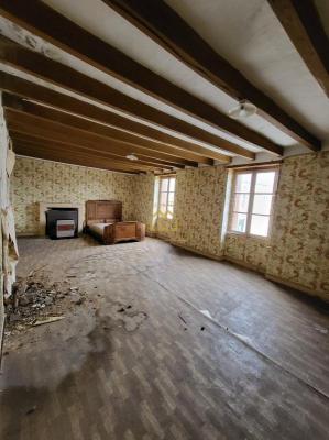 Ensemble immobilier d'environ 184m2 situé dans le bourg de