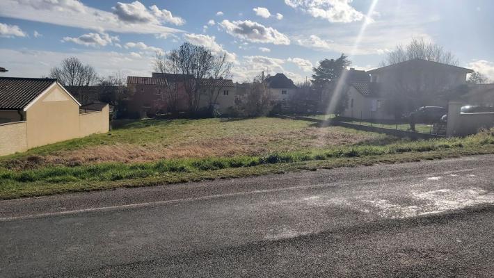 A CHARANY-LES-MACON EN BOURGOGNE TERRAIN A BATIR DE 830 M² ENV