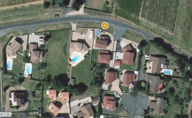 A CHARANY-LES-MACON EN BOURGOGNE TERRAIN A BATIR DE 830 M² ENV