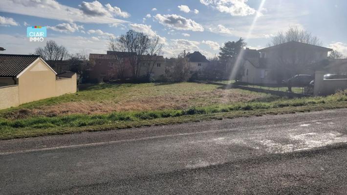 A CHARNAY-LES-MACON EN BOURGOGNE TERRAIN A BATIR DE 680 M²