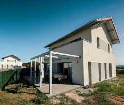 MAISON RECENTE AVEC JARDIN ET PISCINE