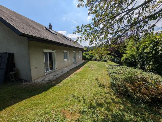 MAISON AVEC JARDIN ET GARAGE