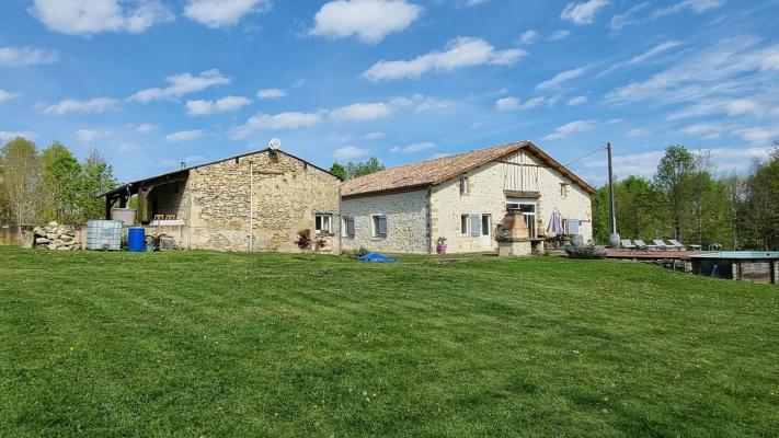 Ensemble de biens avec une Maison pierre et gîtes sur 9