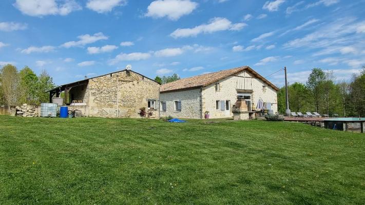 Ensemble de biens avec une Maison pierre et gîtes sur 9