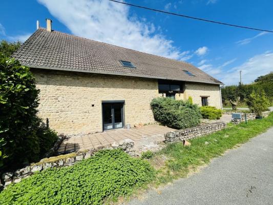 À vendre : Belle longère en pierre à Mary - Calme et