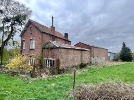 Maison Individuelle avec Grange et dépendances à HOUDAIN-LES-BAVAY