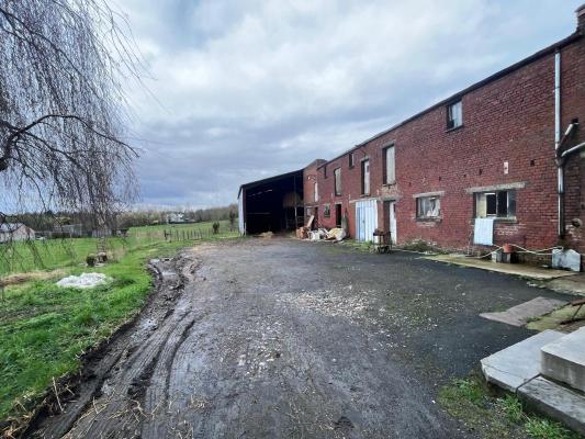 Maison Individuelle avec Grange et dépendances à HOUDAIN-LES-BAVAY