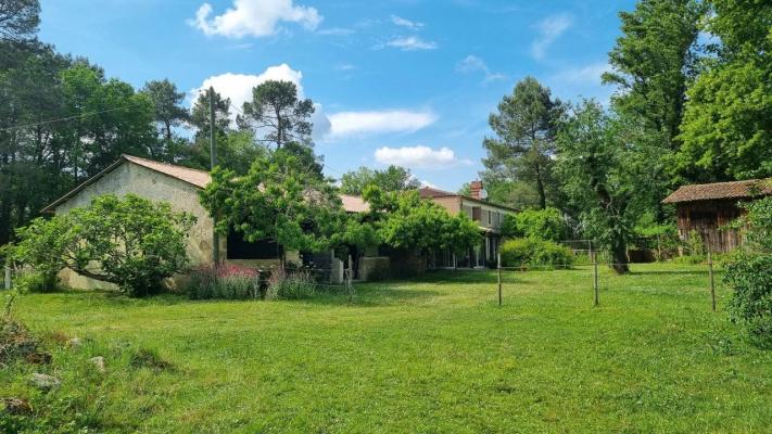 Maison Propriété et appartements sur  2.5 hectares