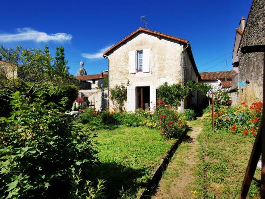 Maison avec jardin Civray proche des commerce