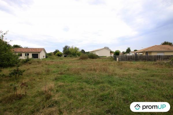 Terrain constructible de 689 m2 à AUREILHAN