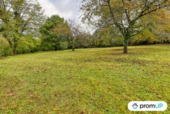 Terrain constructible de 2372 m2 à FONTENAY-SUR-LOING