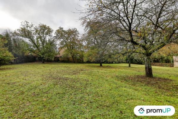 Terrain constructible de 2372 m2 à FONTENAY-SUR-LOING