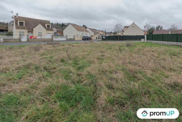 Terrain constructible de 651 m2 à Montigny-Lencoup