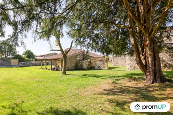 Maison de maitre en pierre de 190 m2 à MEURSAC