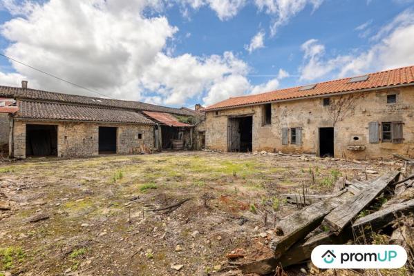 Maison à rénover + grange de 90 m2 à SAINT-SAUVANT