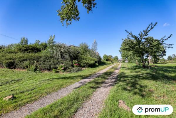 Ancien haras de 148 m2 + bâtiment agricole de 125 m2 à ALLIÈRES BEAUVOIR