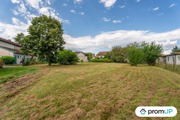 Terrain constructible de 842 m2 à VEAUCHE