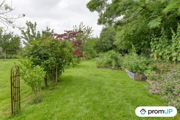 Maison de 198 m² avec jardin et dépendances