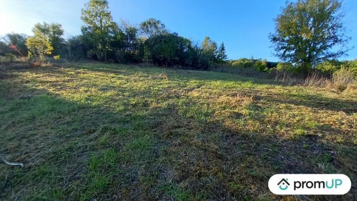 Beau terrain constructible de 1 946m2 au calme