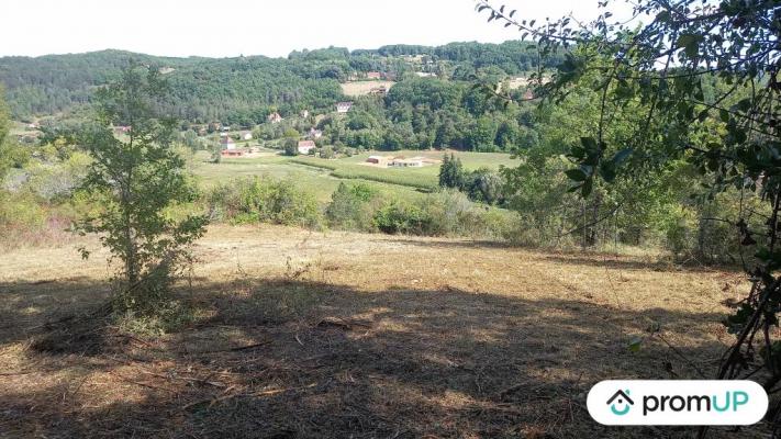 Beau terrain constructible de 1 946m2 au calme