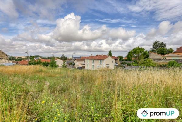 Terrain constructible de 1800m² situé à Mirebeau