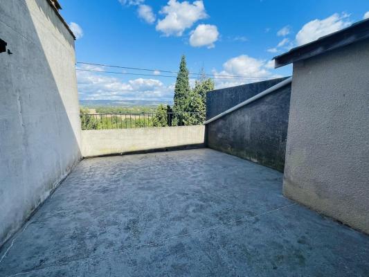 Maison de village avec terrasse et vue sur la montagne noire