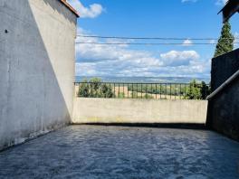 Maison de village avec terrasse et vue sur la montagne noire