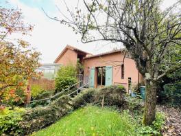 Maison individuelle avec jardin arboré et garage