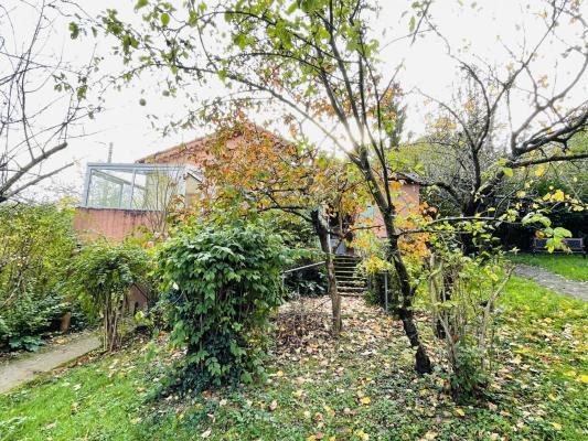 Maison individuelle avec jardin arboré et garage