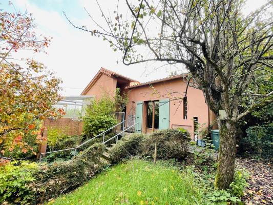 Maison individuelle avec jardin arboré et garage