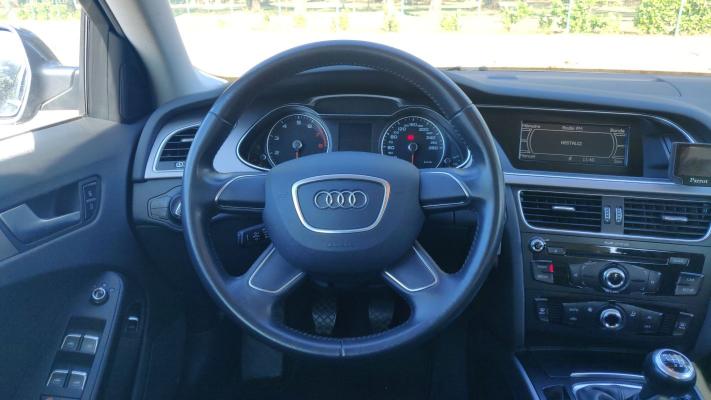 Audi A4 IV 2.0 TFSI 211 Attraction